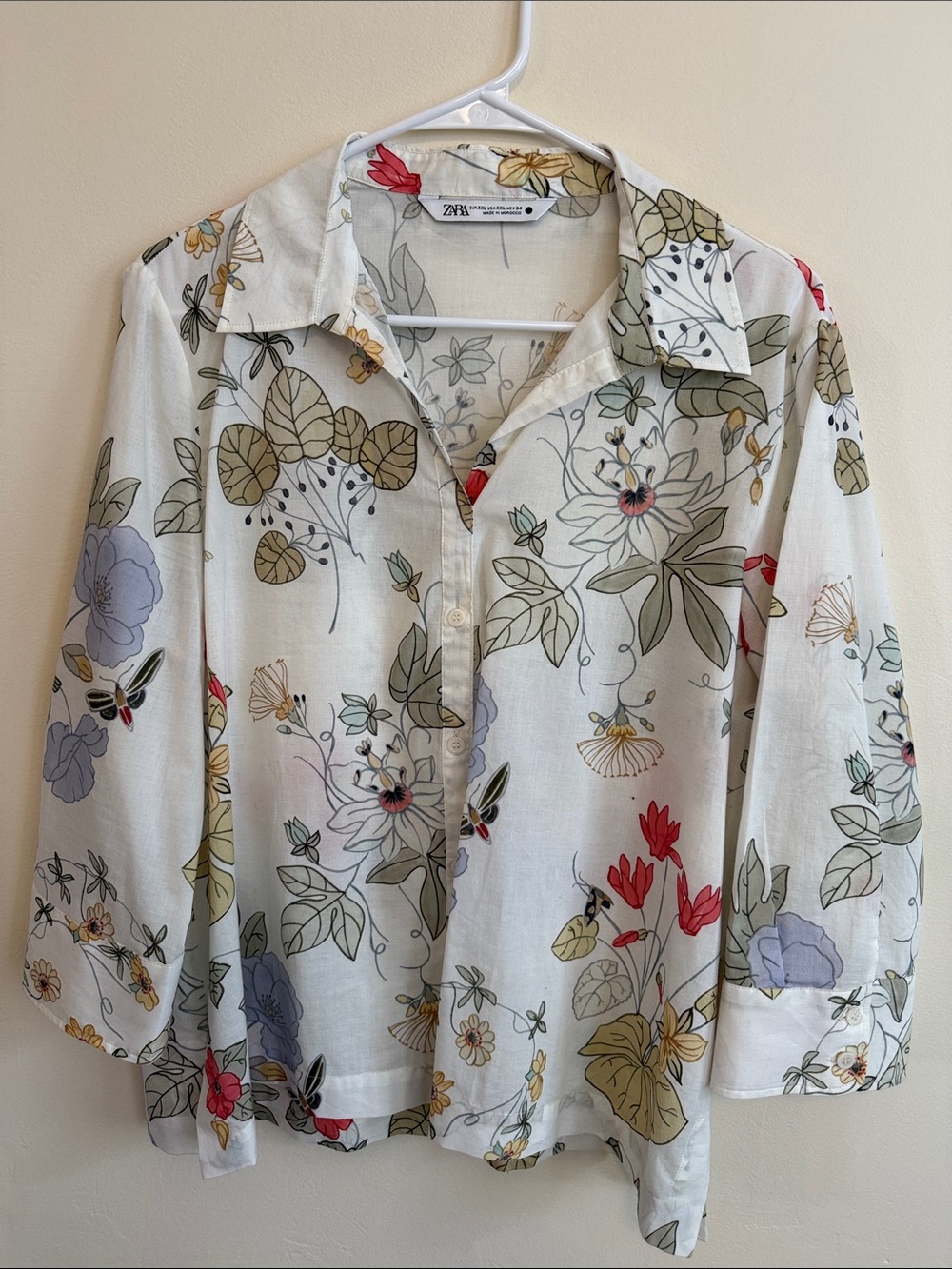 🐝 NWOT🐝 Zara White Floral Pullover Blouse with Buttons